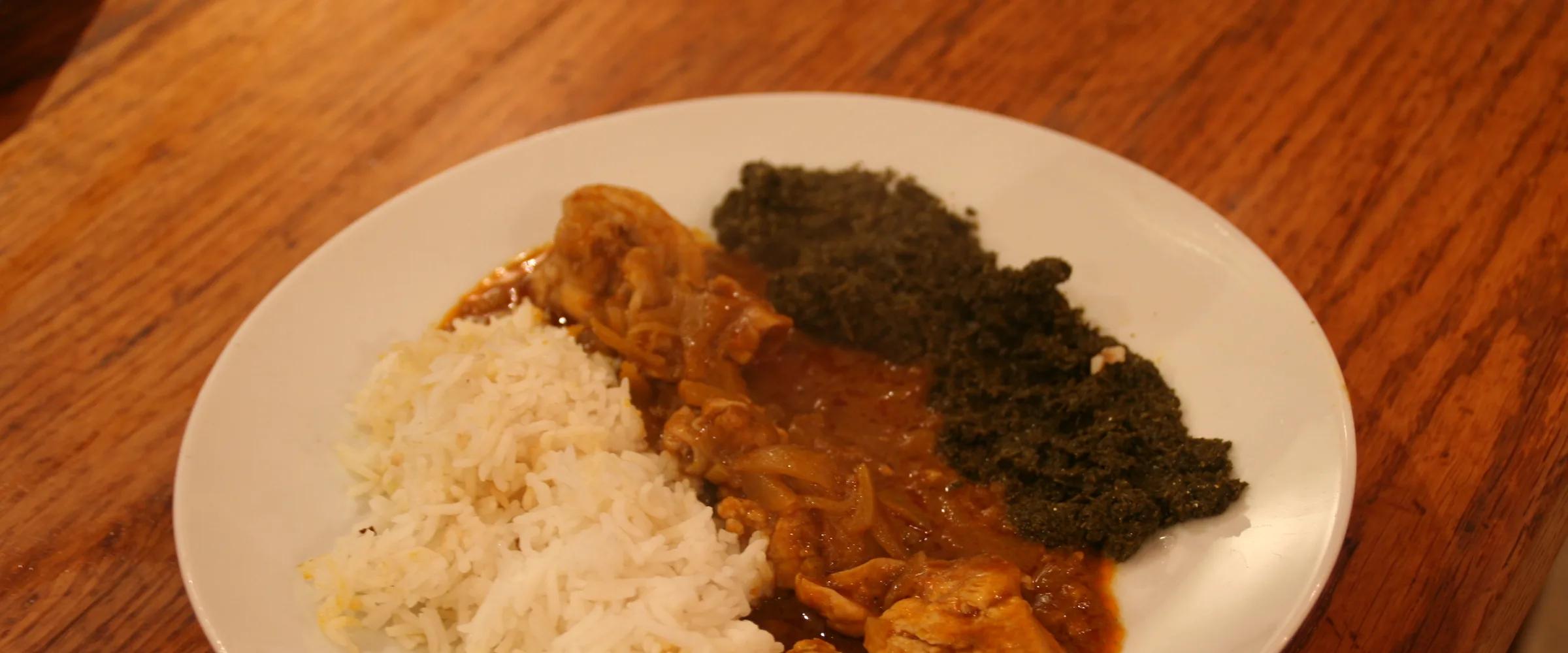 Plat traditionnel congolais : poulet à la moambe, riz et saka-saka